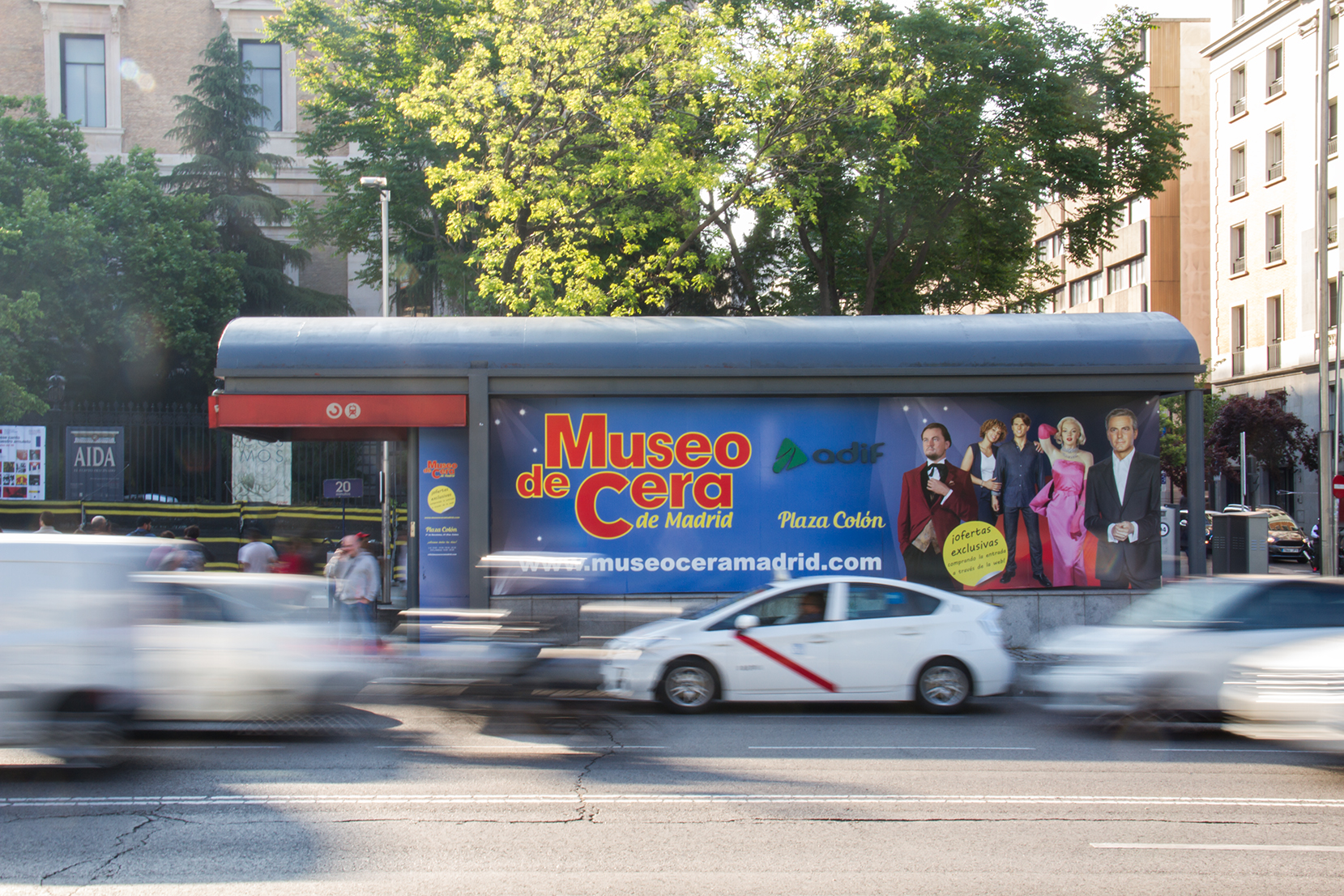Fotografía del anuncio publicitario de Museo de Cera en la salida exterior de la estación de Recoletos (Madrid)